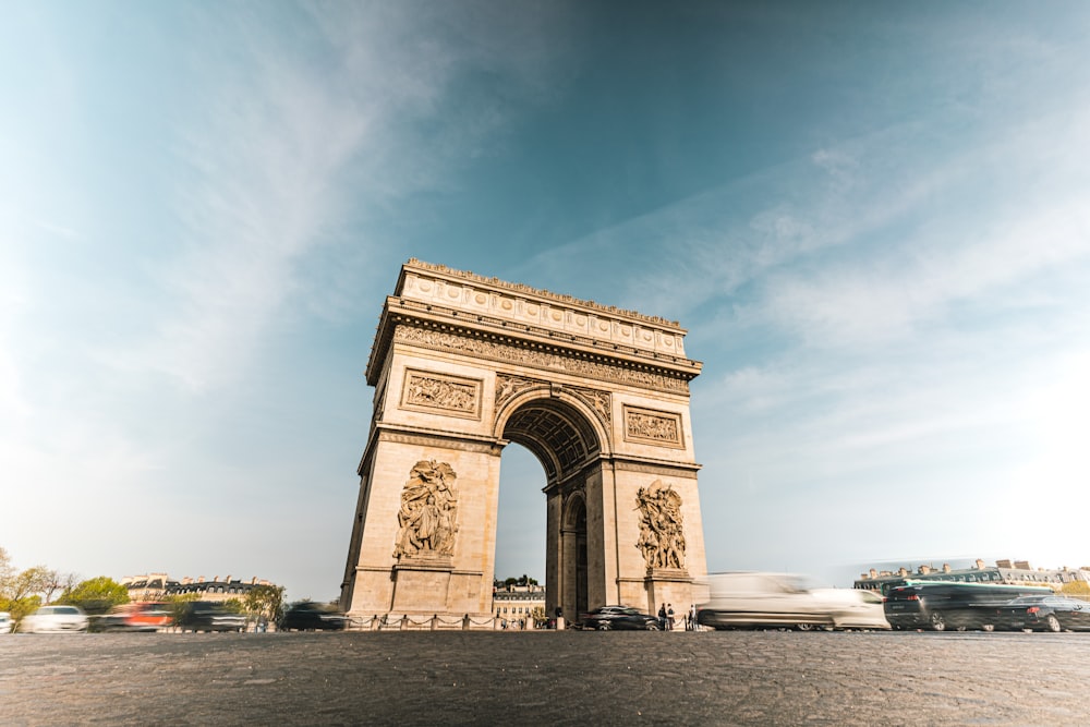 a very tall monument with a sky background