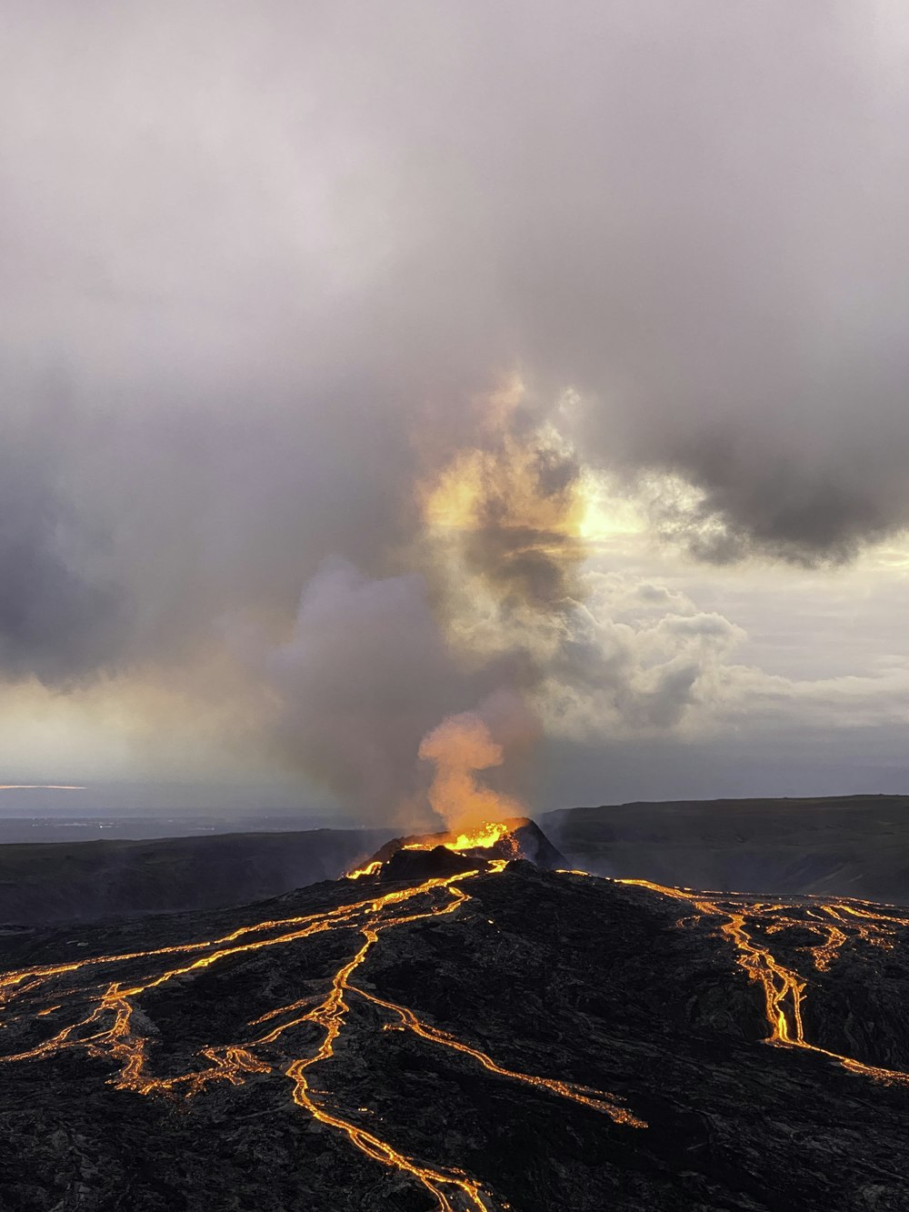 Una gran columna de humo que sale de la cima de una montaña