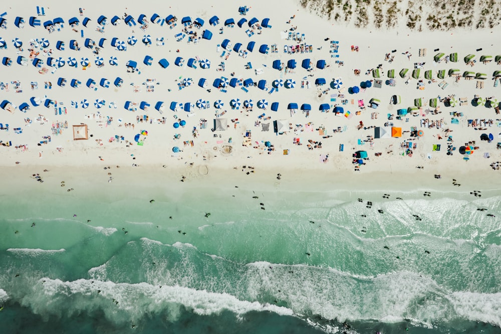 une vue aérienne d’une plage avec parasols et chaises