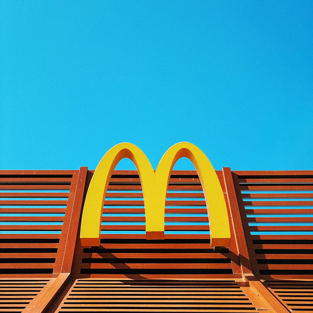 Un banco de madera con el logotipo de McDonald's