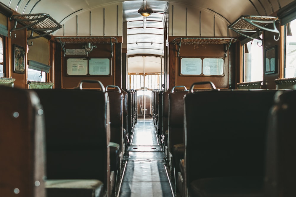 l’intérieur d’un wagon de train avec des sièges vides