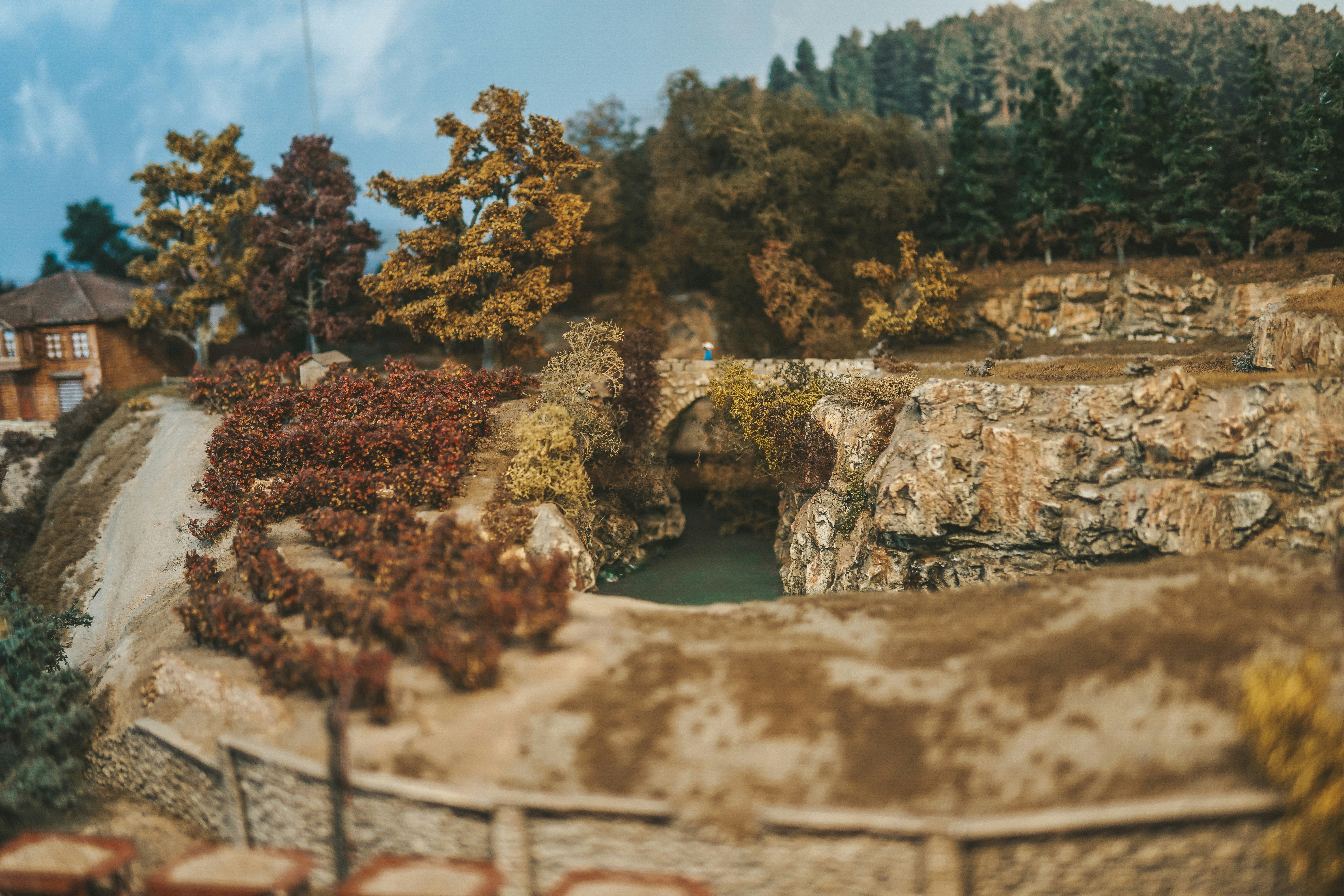 Une maquette miniature d’un parc avec une cascade photo – Photo ...