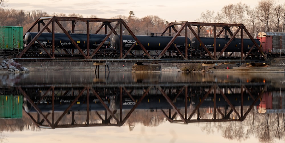 um trem viajando sobre uma ponte sobre um rio