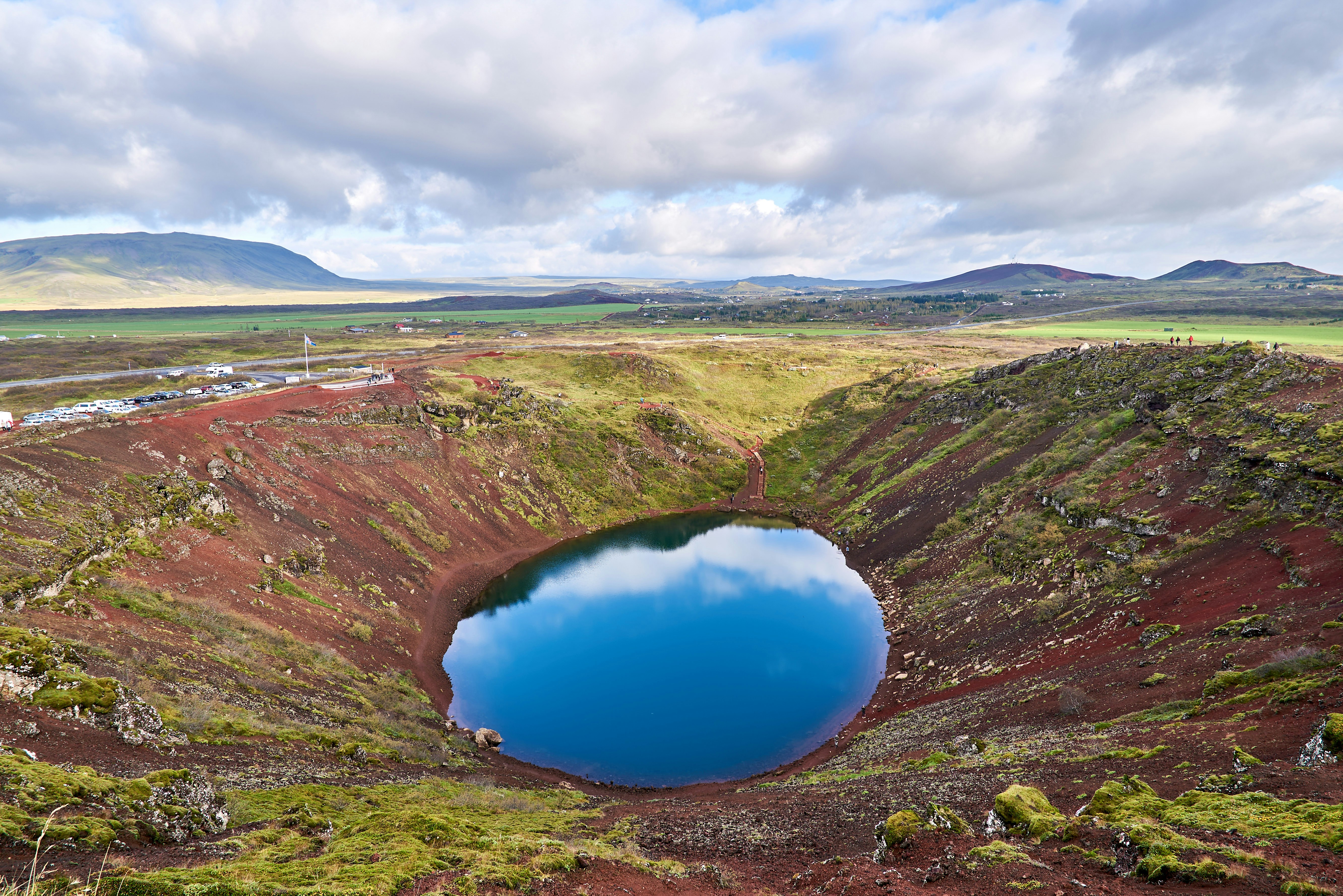 Un gran lago azul rodeado de verdes colinas