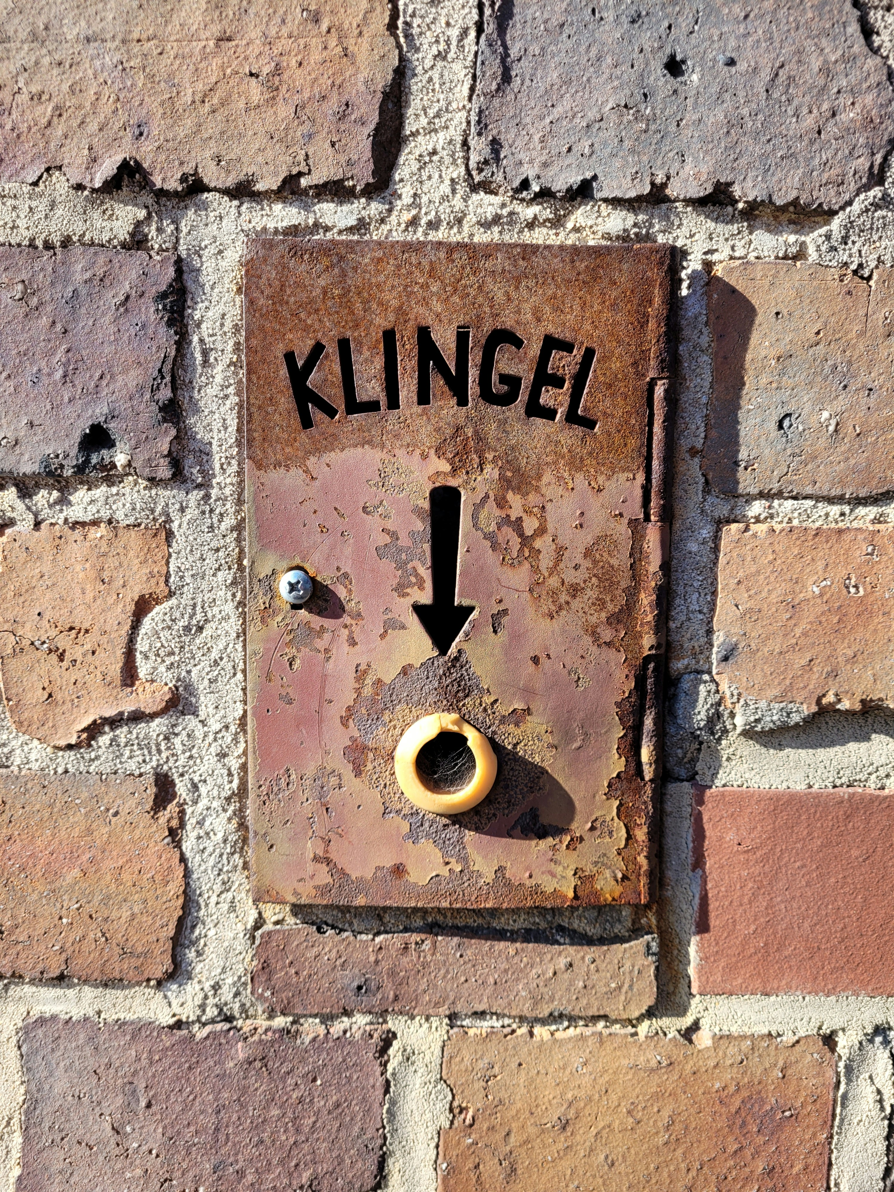 a brick wall with a sign that says klingel on it
