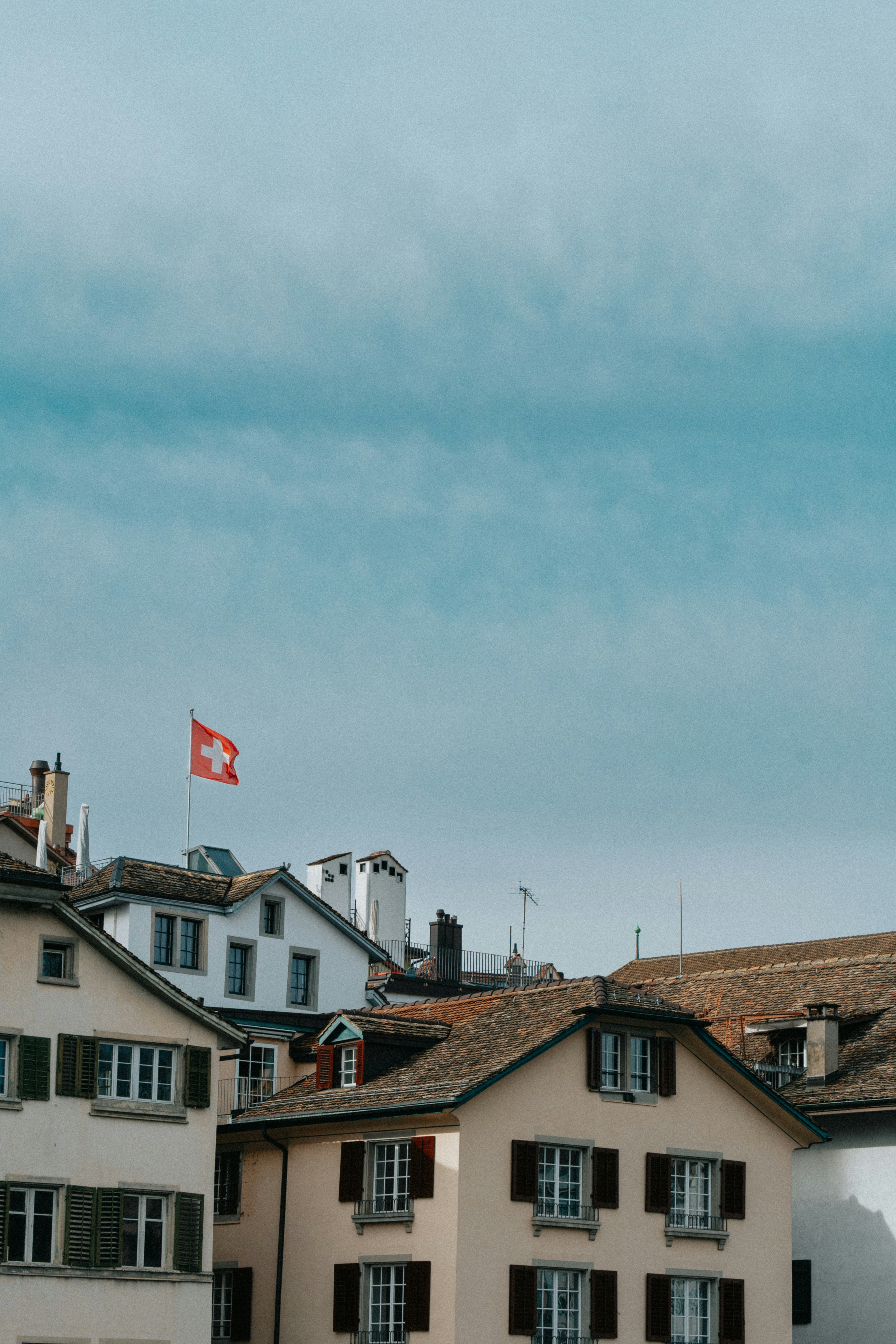 ein Gebäude mit einer Flagge darauf