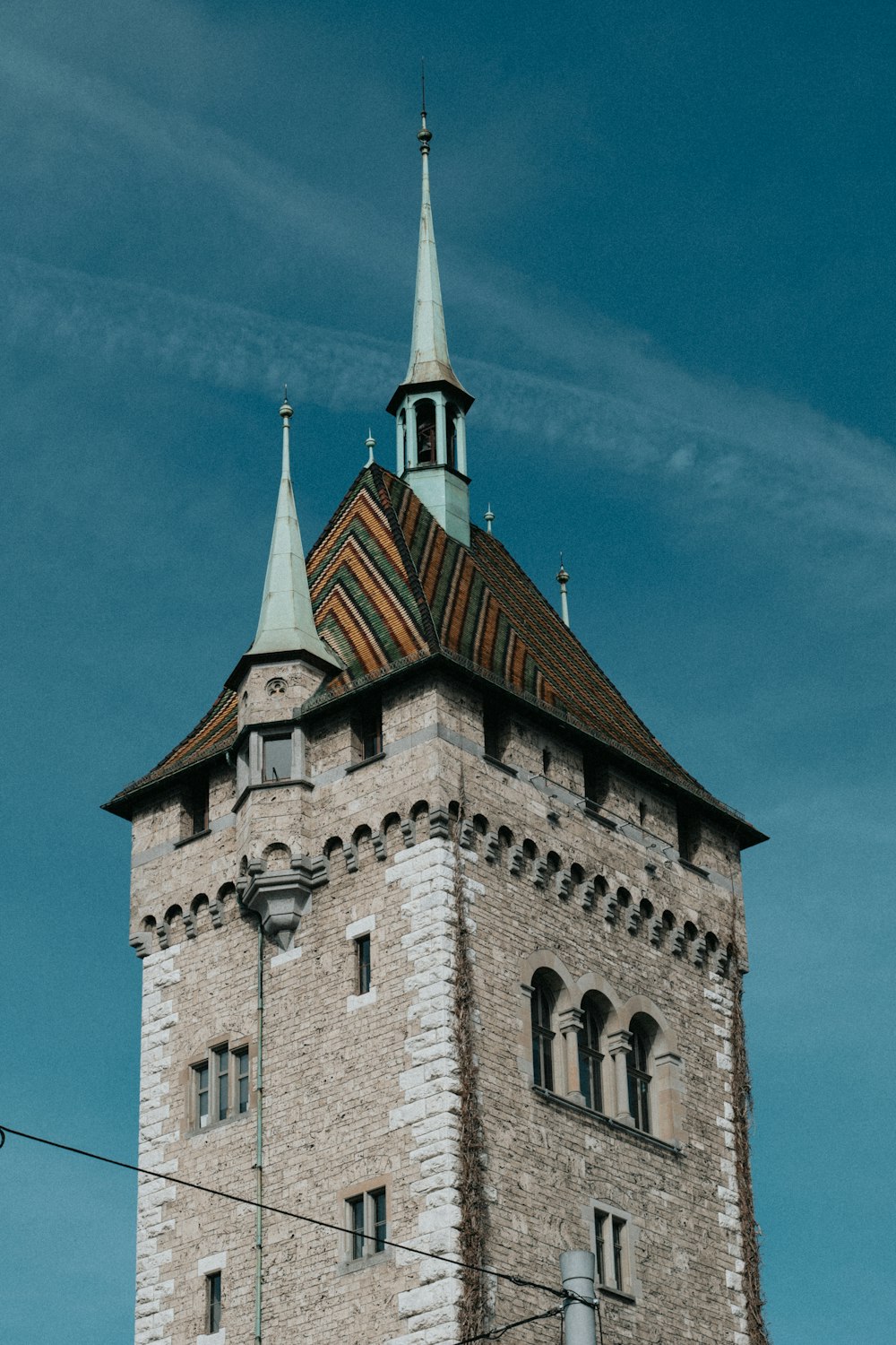 Une haute tour en briques avec une horloge sur le côté