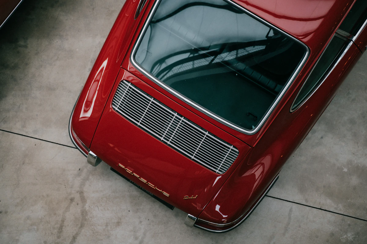 Roter luftgekühlter Porsche 911 von oben in einer Halle