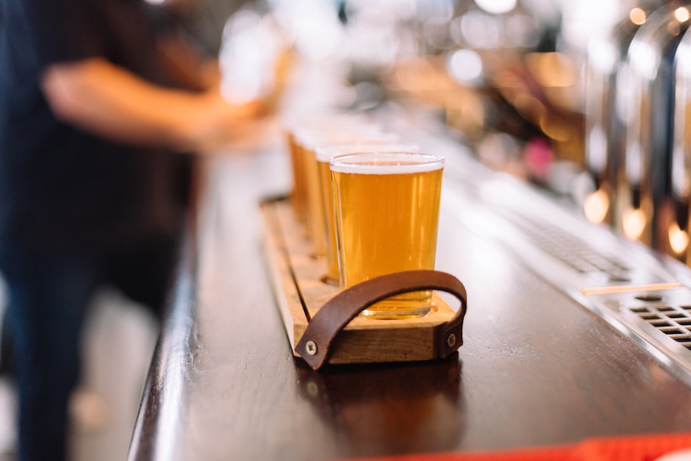 Un primo piano di un bicchiere di birra su un bar