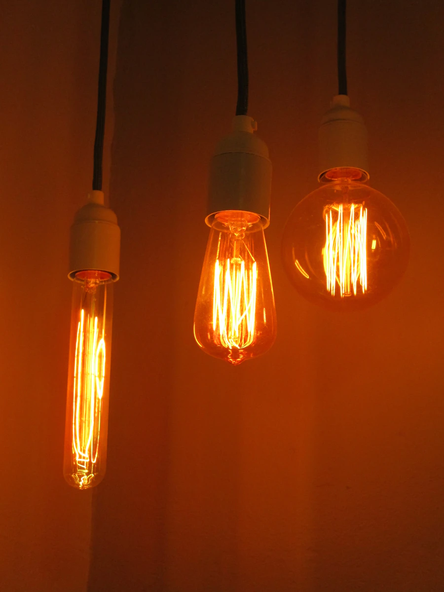 Lampu bohlam Edison menyala hangat di interior kayu