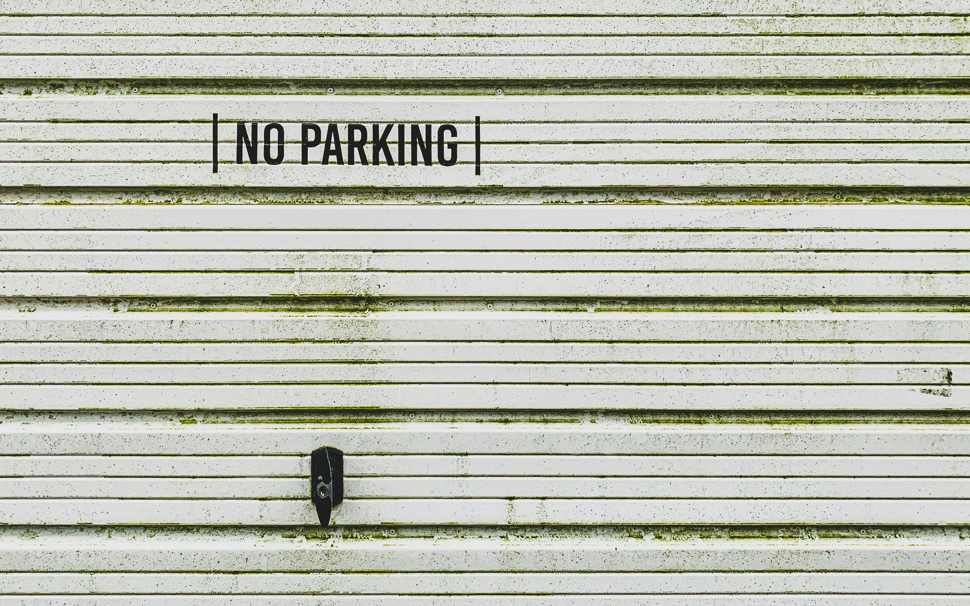 a no parking sign on the side of a building