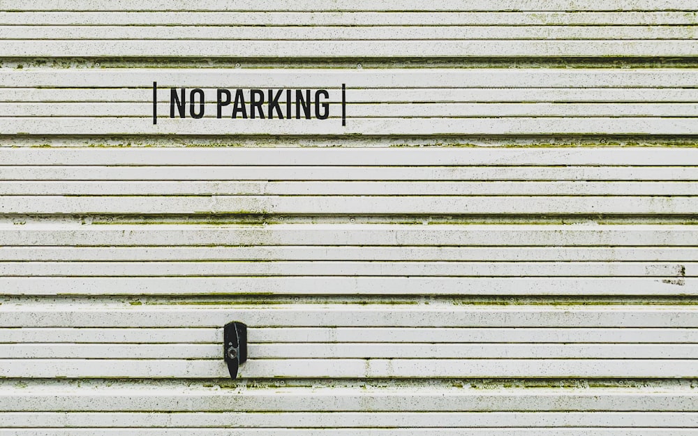 un cartello di divieto di parcheggio sul lato di un edificio