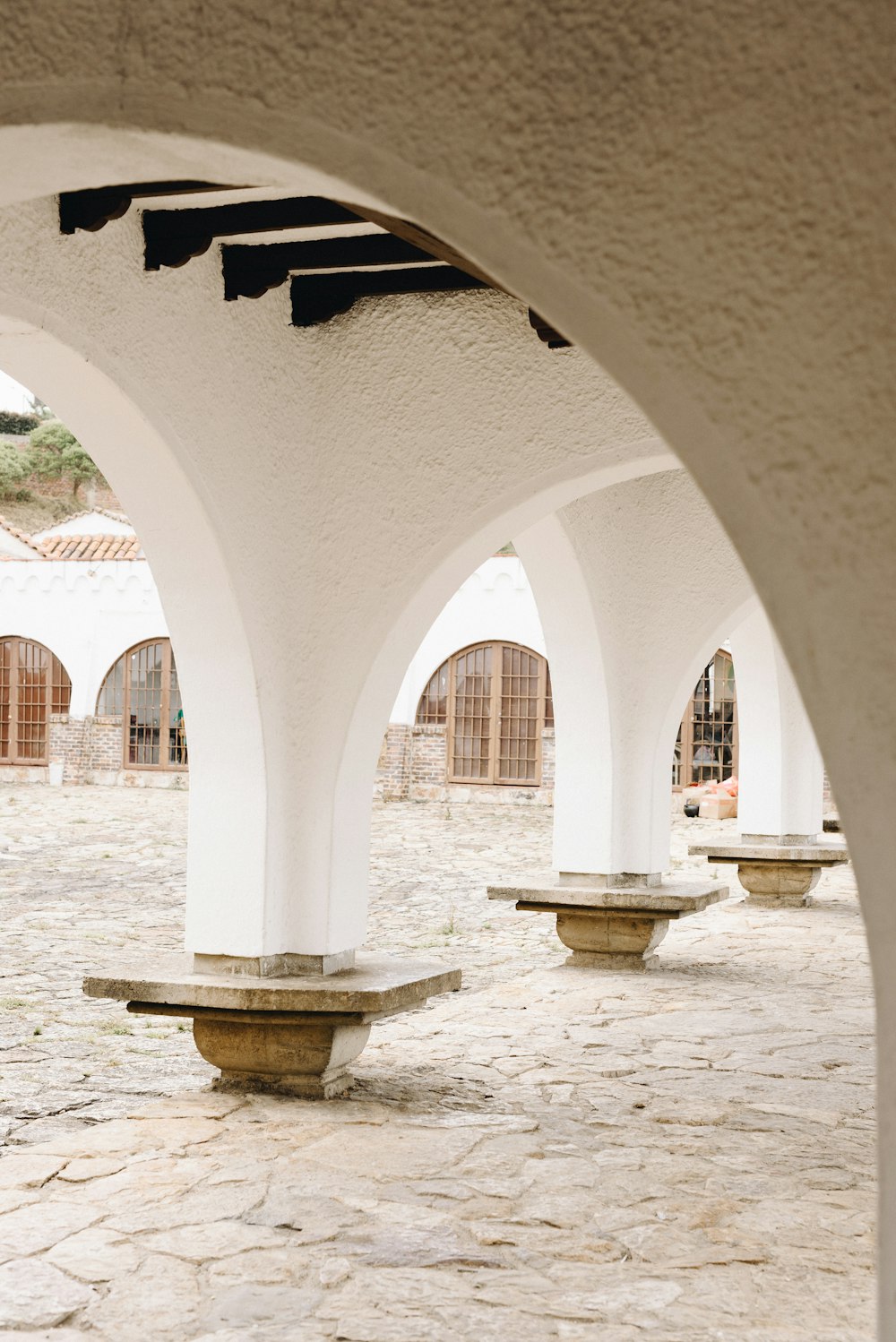 a row of white arches in a courtyard