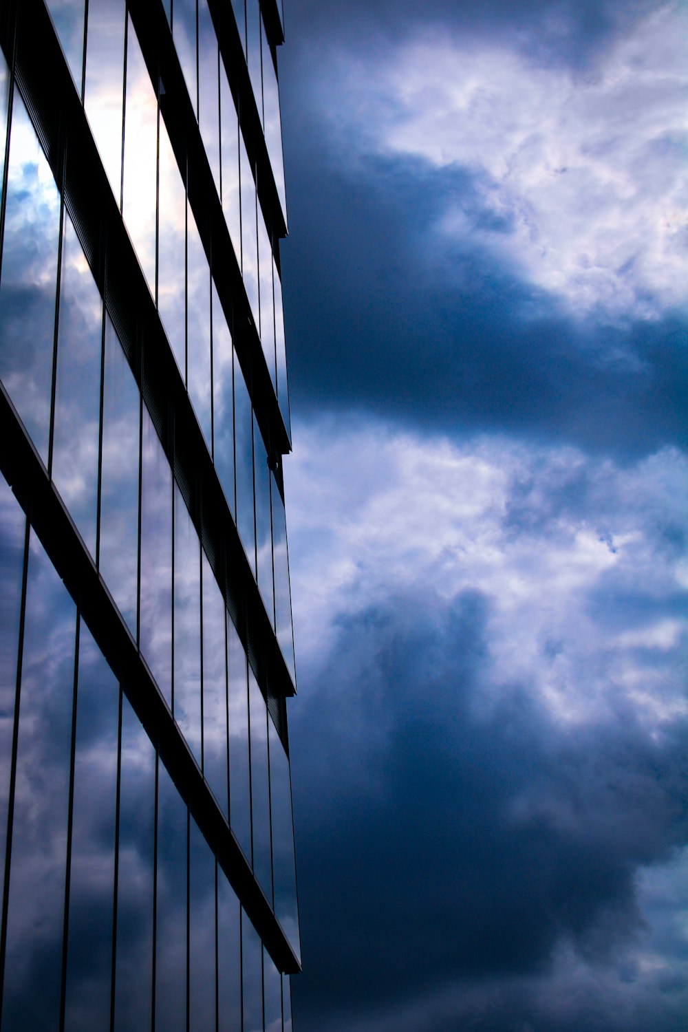 흐린 푸른 하늘 아래 앉아 있는 고층 건물