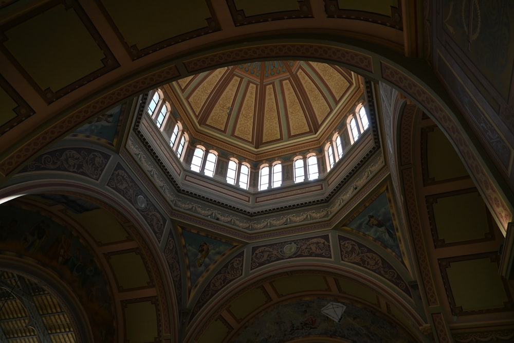 a view of the ceiling of a large building