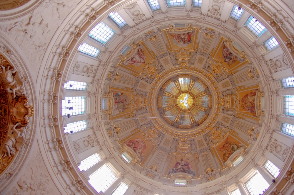 le plafond d’un grand bâtiment avec de nombreuses fenêtres