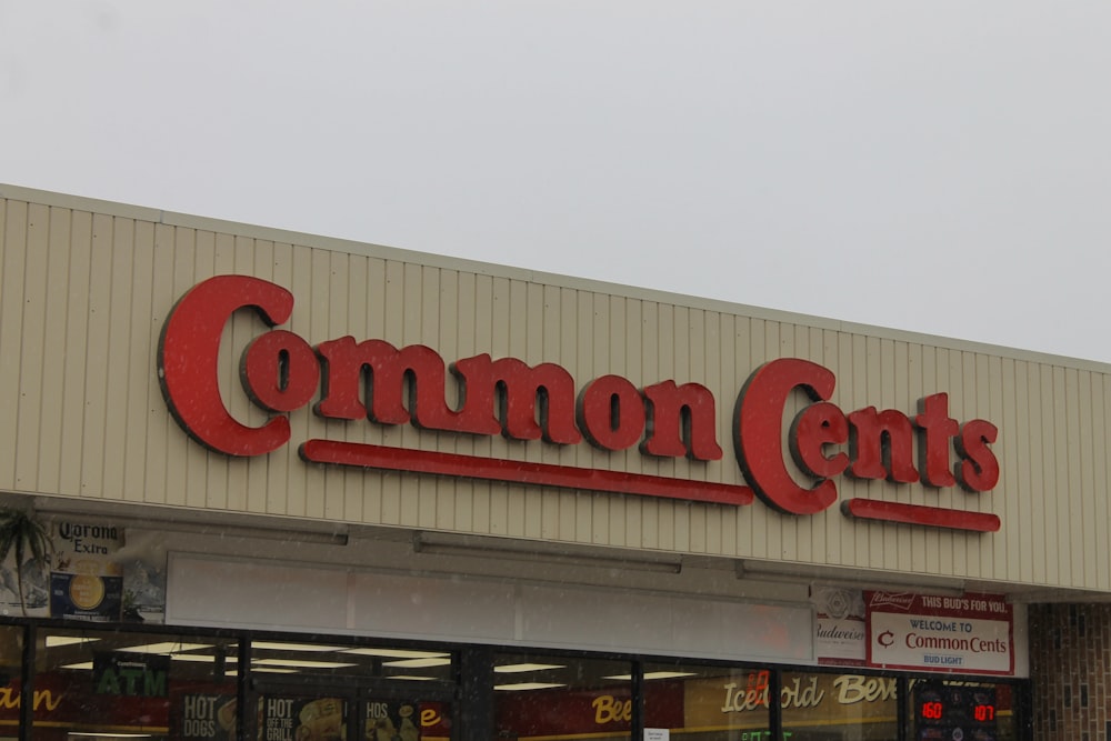 Ein Schaufenster mit einem Schild mit der Aufschrift "Common Cents"