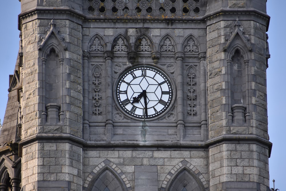 una gran torre del reloj con un reloj en cada uno de sus lados