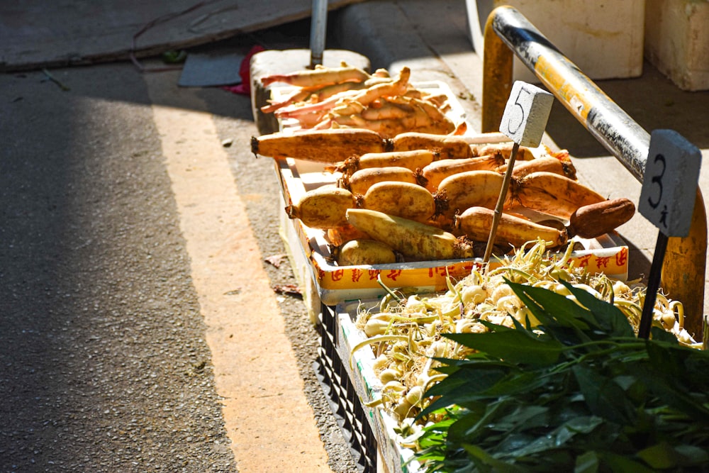 un mucchio di cibo che è su un tavolo