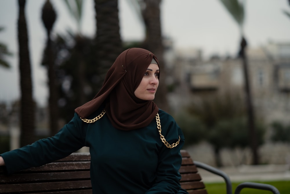 Eine Frau im Hijab sitzt auf einer Bank