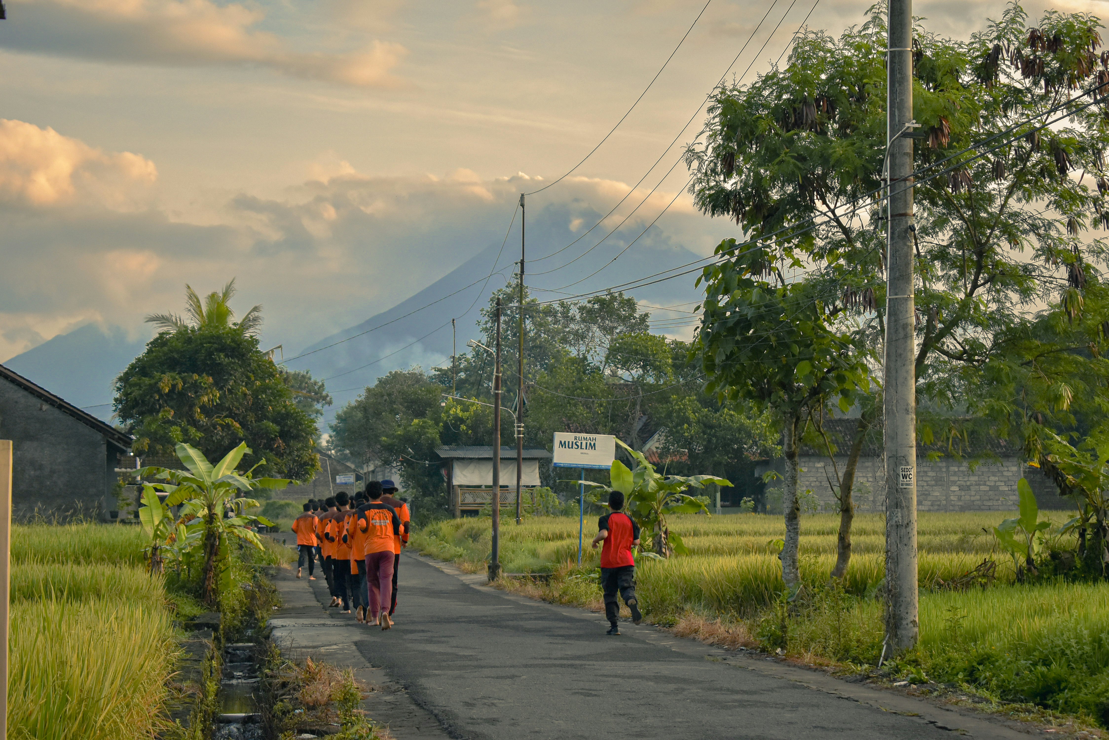 sekelompok orang berjalan di jalan