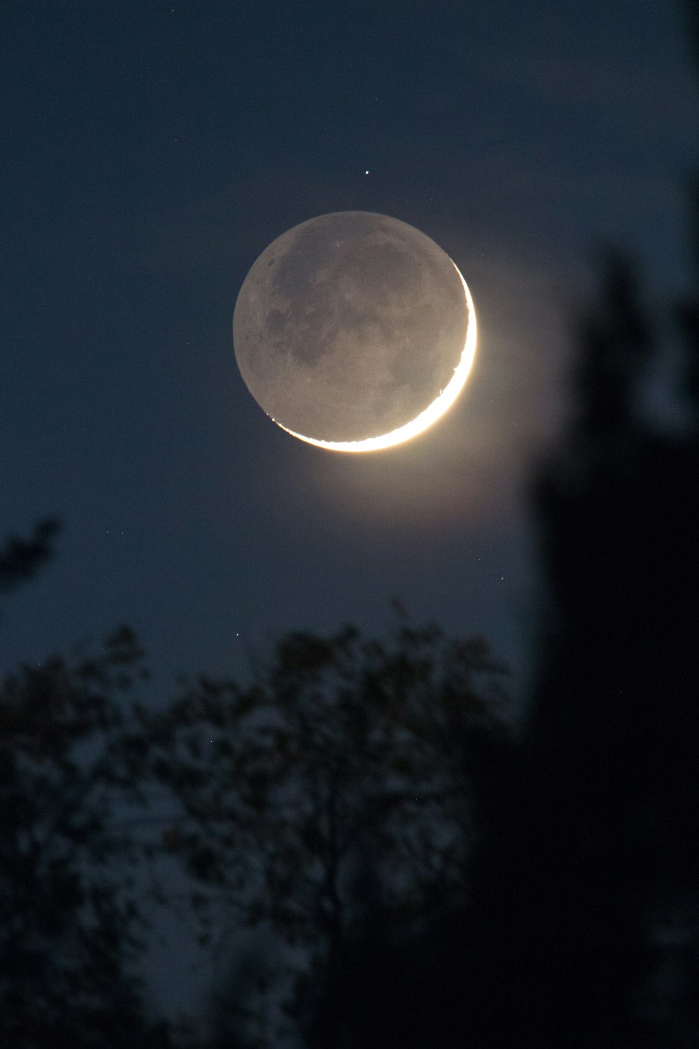 Una falce di luna è vista nel cielo notturno