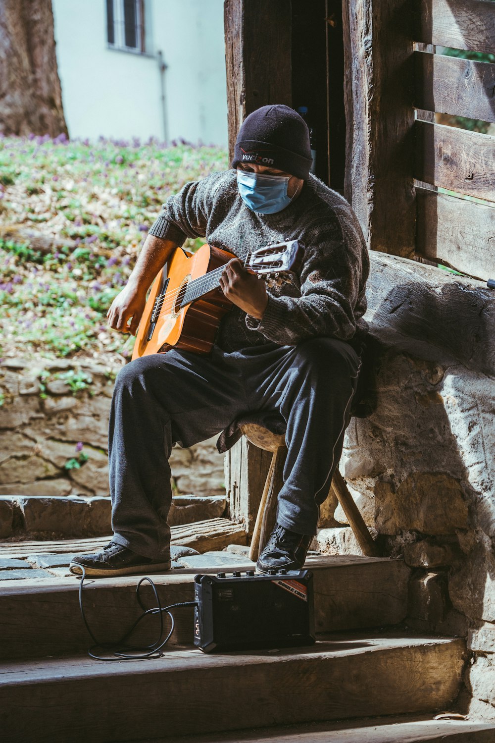 Un homme assis sur des marches jouant de la guitare