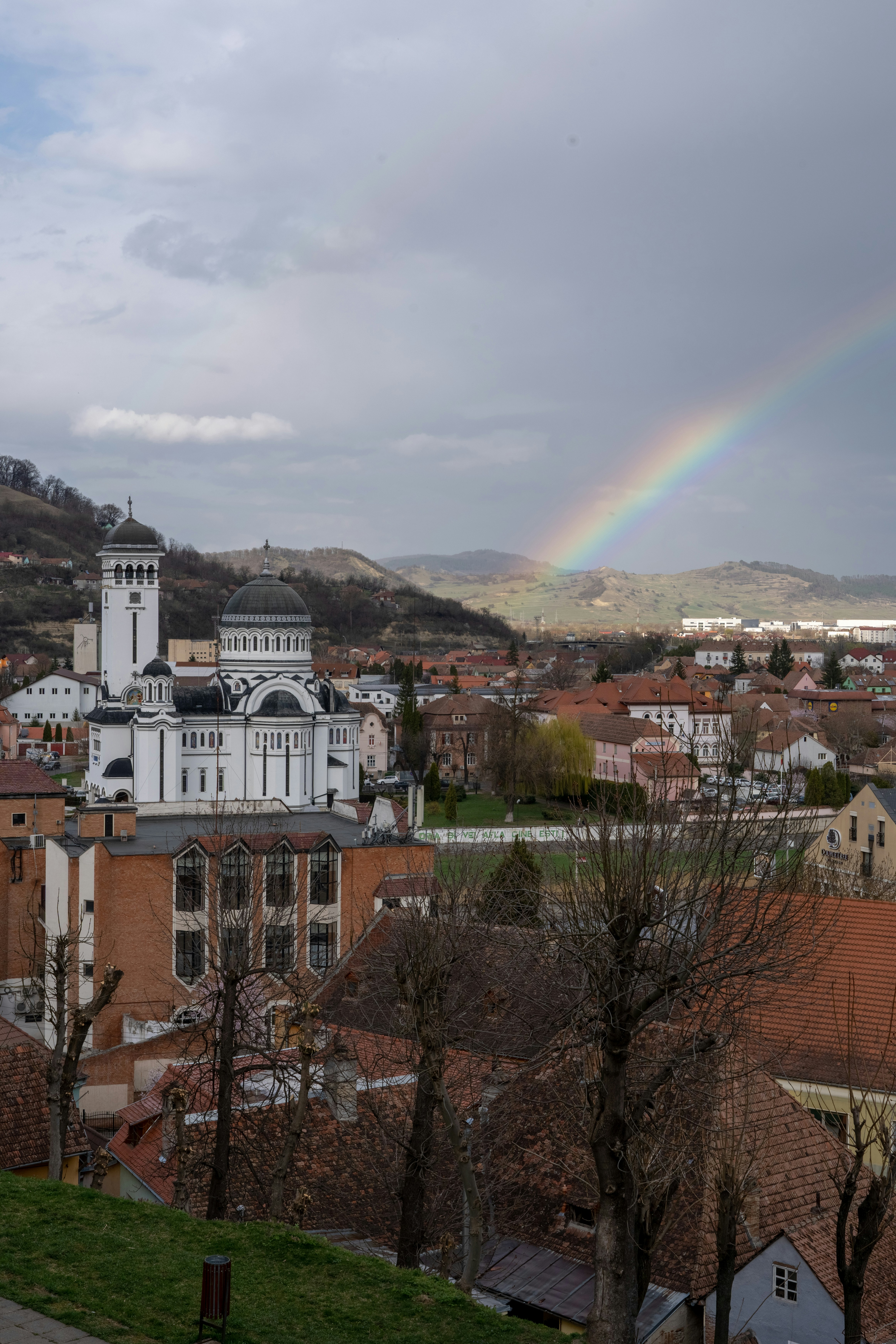 Ein Regenbogen am Himmel über einer Stadt