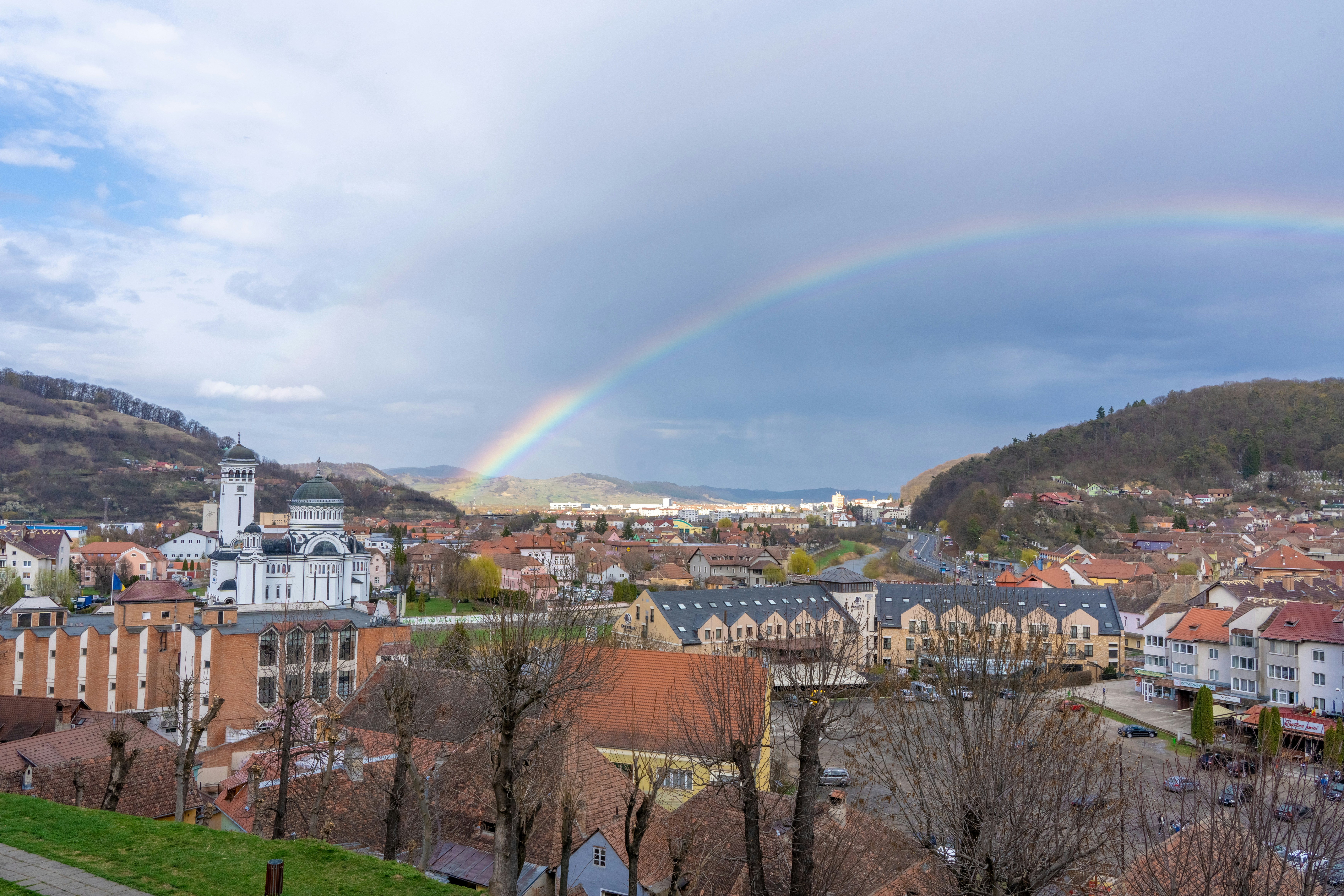 Ein Regenbogen am Himmel über einer Stadt