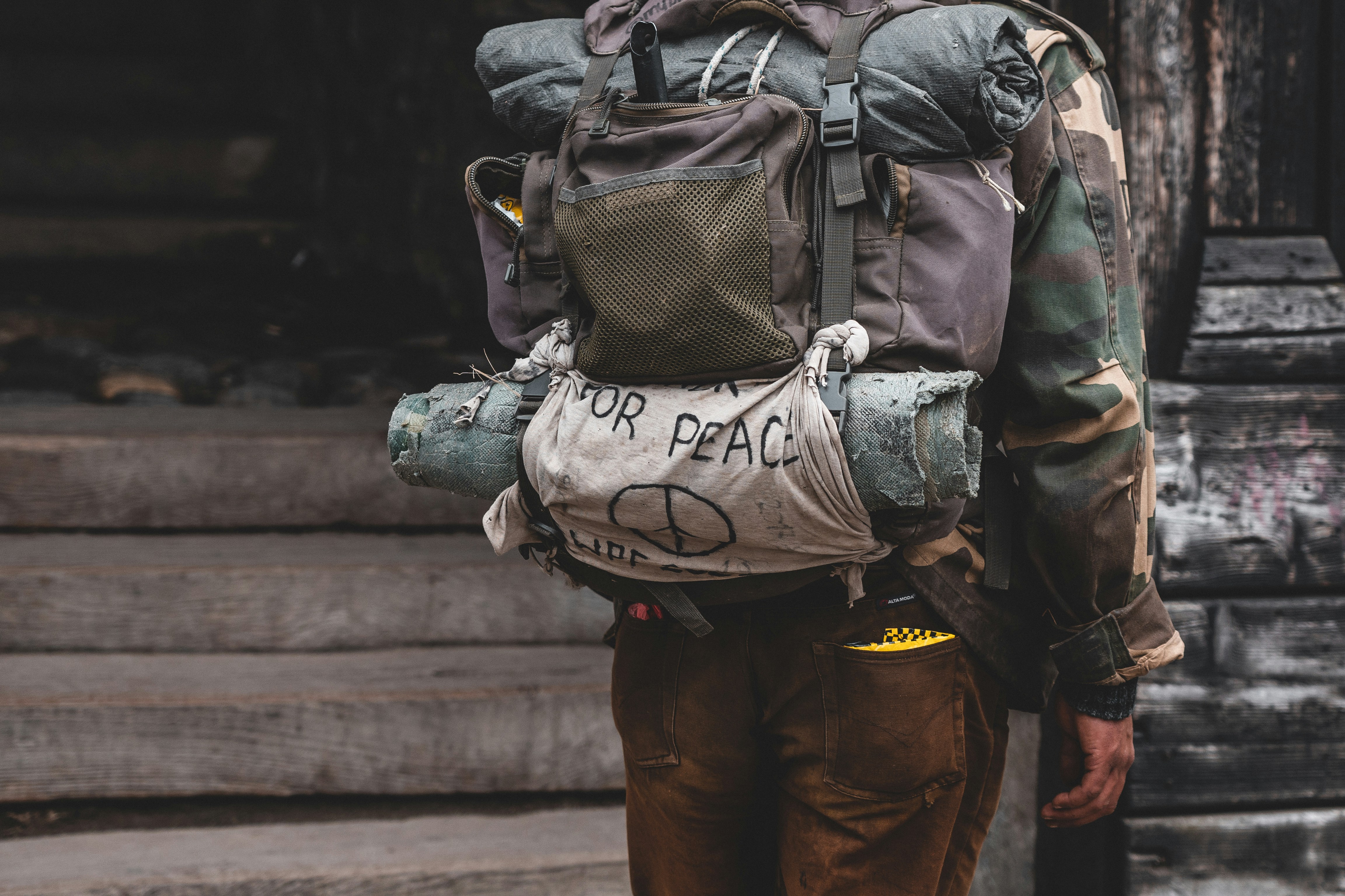 photo 1649835580614 a3147a4b73f2?crop=entropy&cs=tinysrgb&fit=max&fm=jpg&ixid=M3w1MjQ0NjR8MHwxfHNlYXJjaHw1fHxUYWN0aWNhbCUyMGJhY2twYWNrfGVufDB8MHx8fDE3NTE3Mzg2NTV8MA&ixlib=rb 4.1