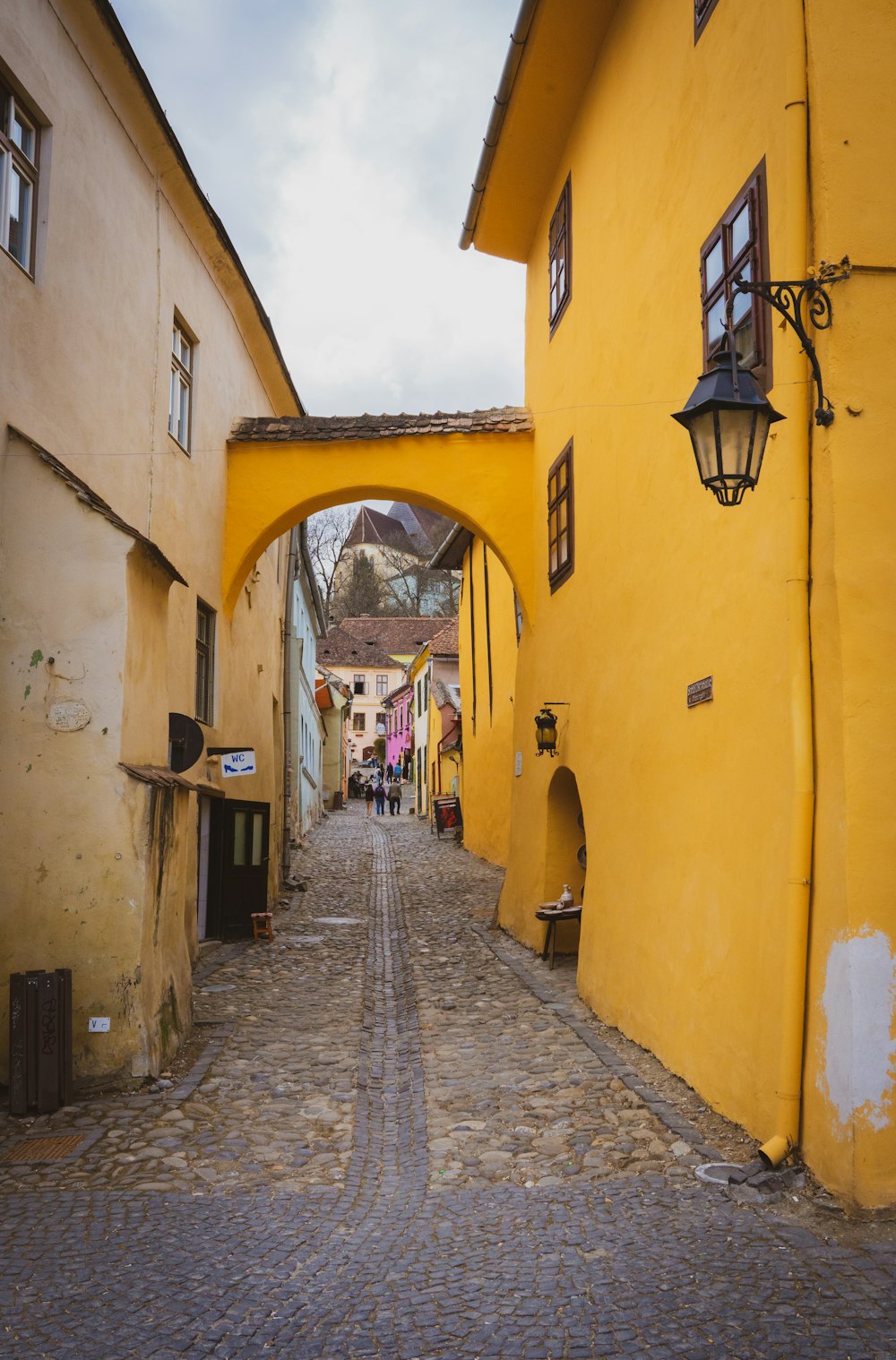 Une rue pavée bordée de bâtiments jaunes