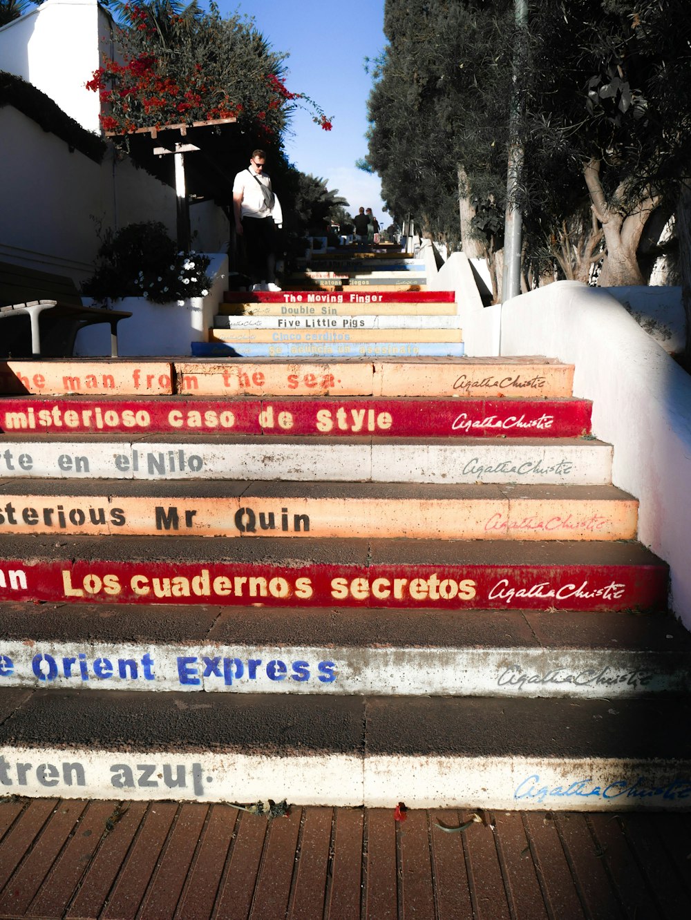 un montón de escaleras con escritura en ellas