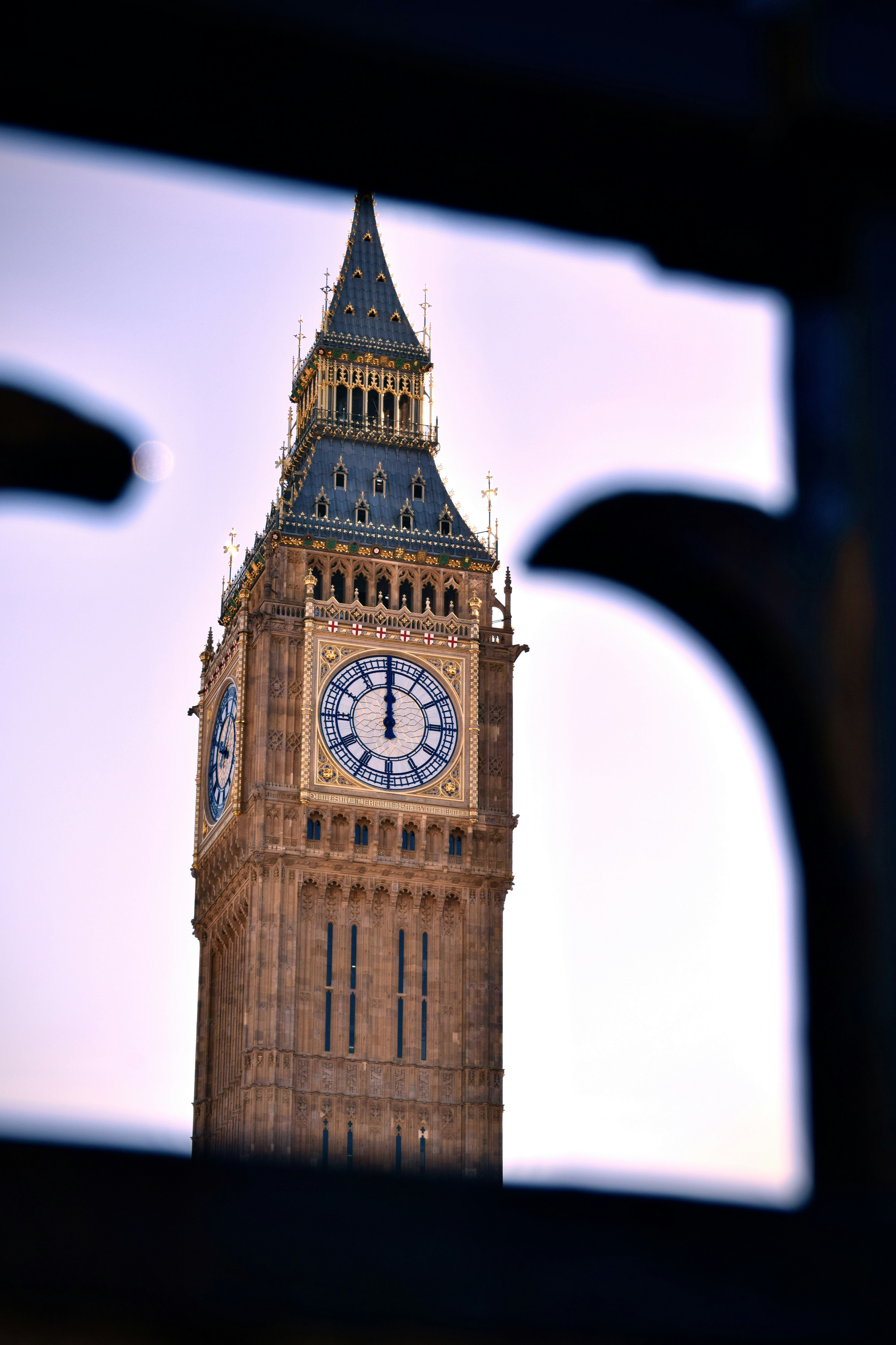 Der Big Ben Clock Tower thront über der City of London