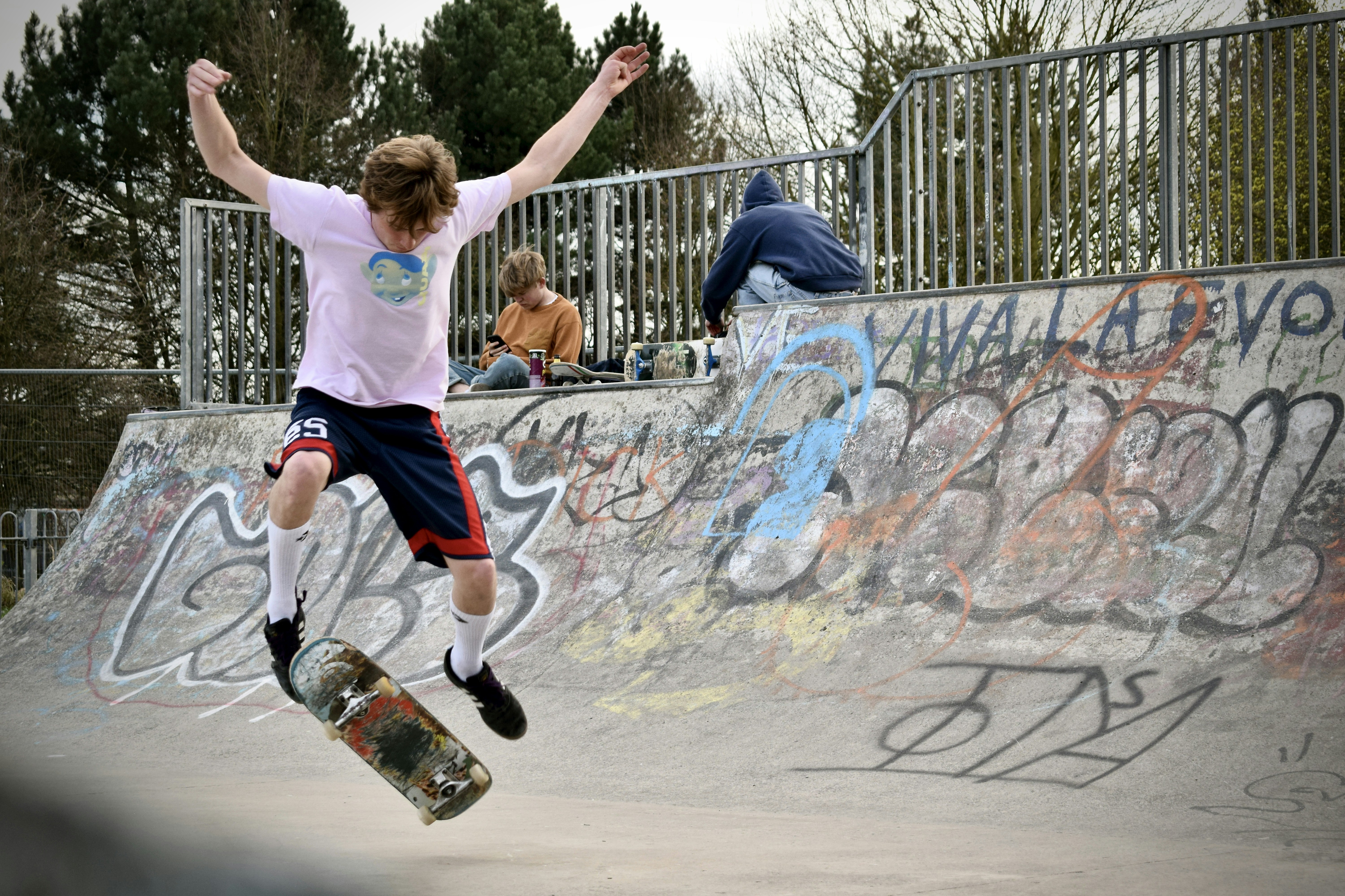 Ein Skateboarder macht einen Trick in der Luft