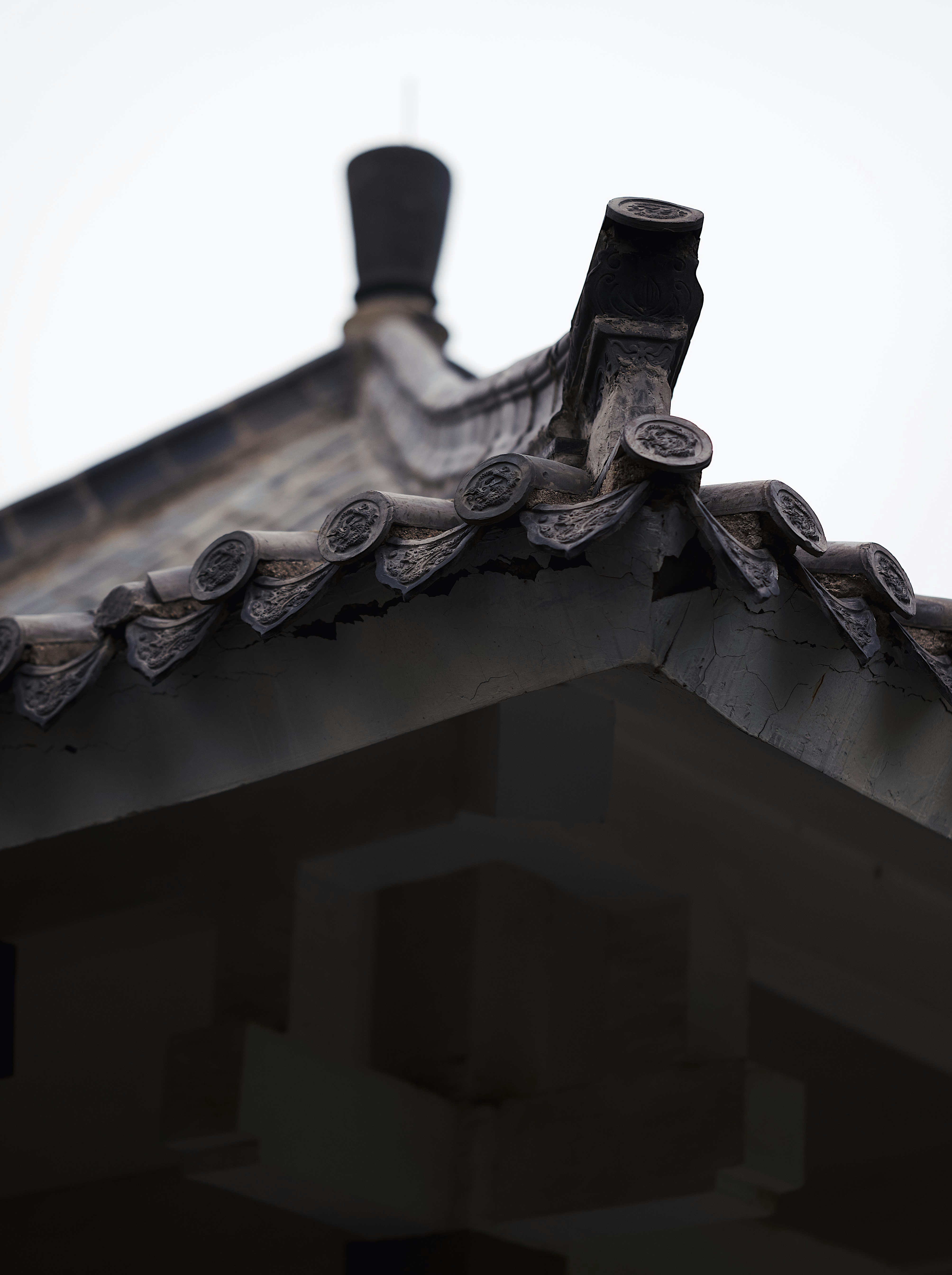 le toit d’un bâtiment avec une tasse sur le dessus