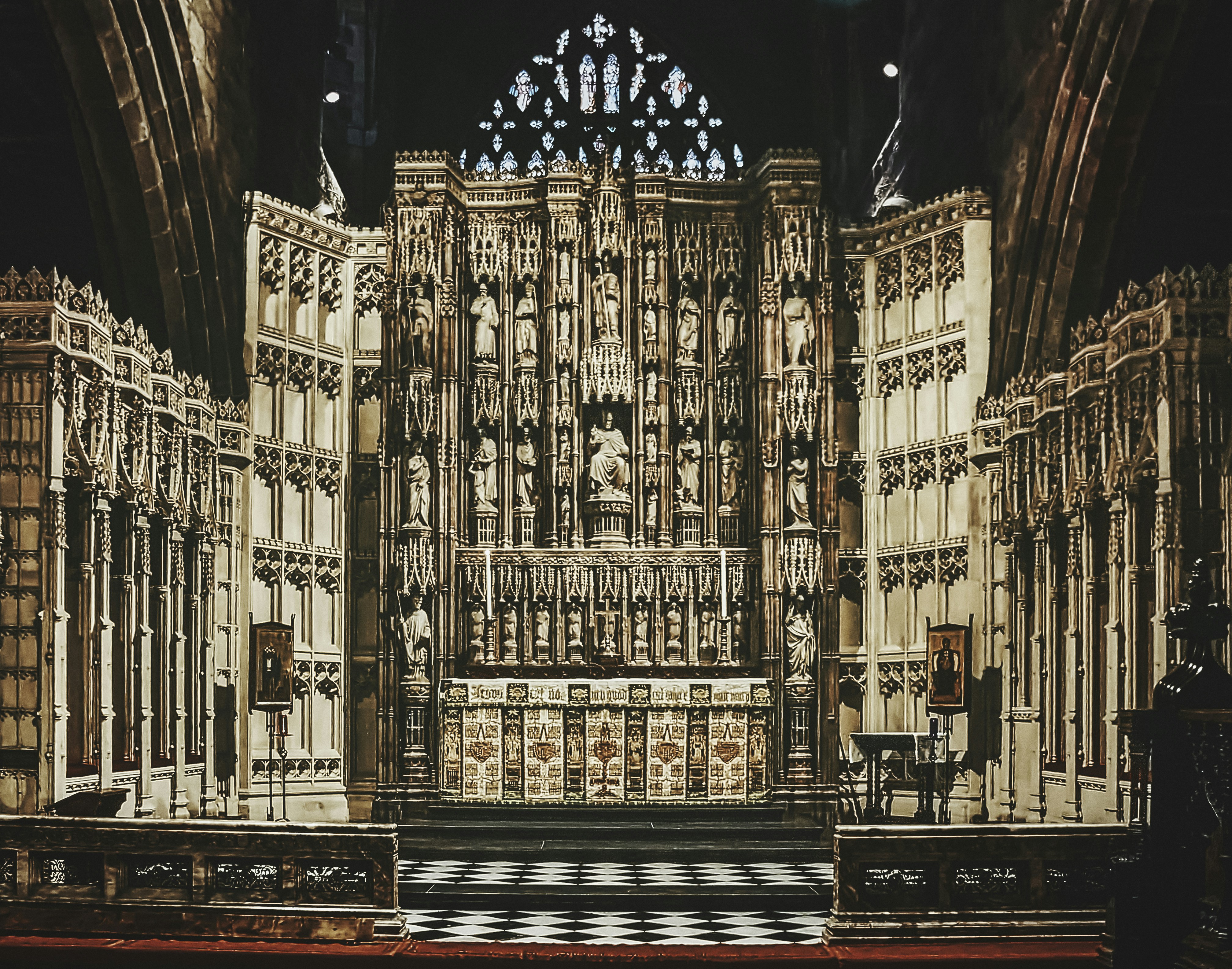The altar at The Cathedral Church of St. Nicholas in Newcastle upon Tyne's city centre (Sep., 2021).