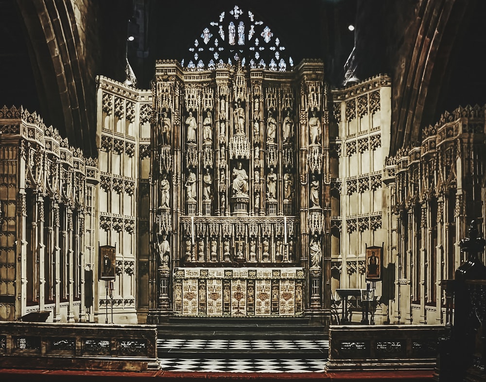 uma grande catedral com um piso quadriculado preto e branco