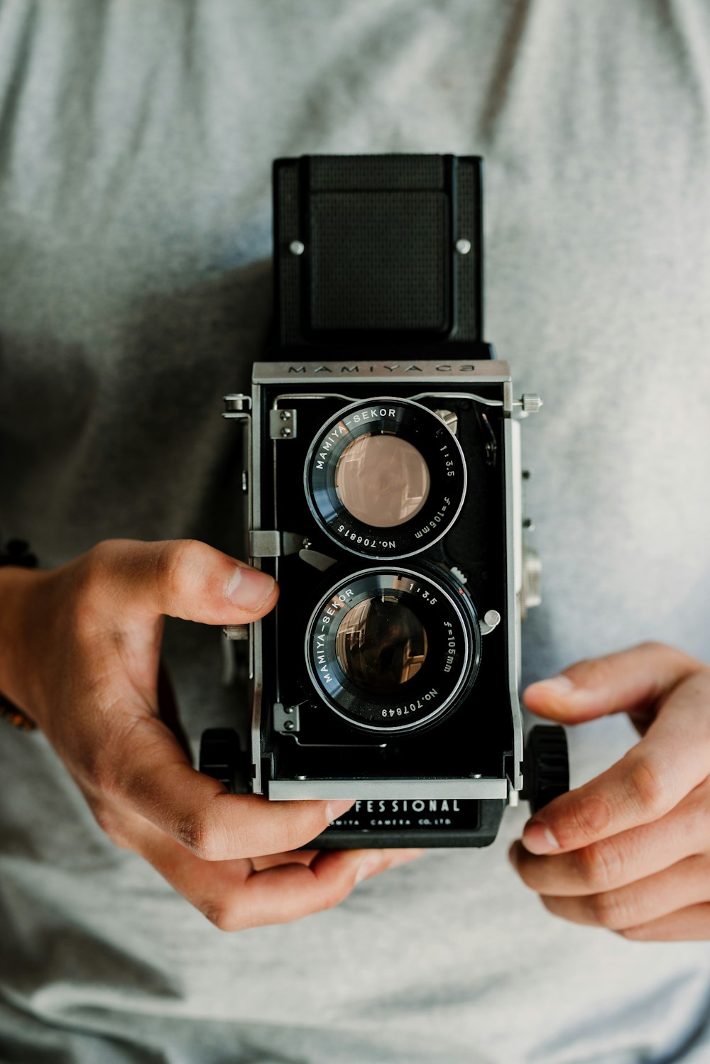 une personne tenant un appareil photo dans ses mains