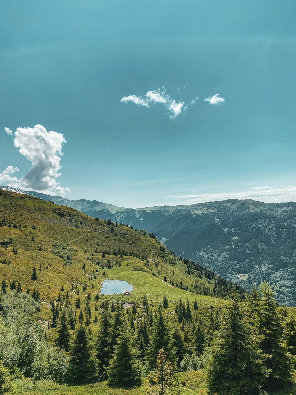 una montagna con un lago nel mezzo