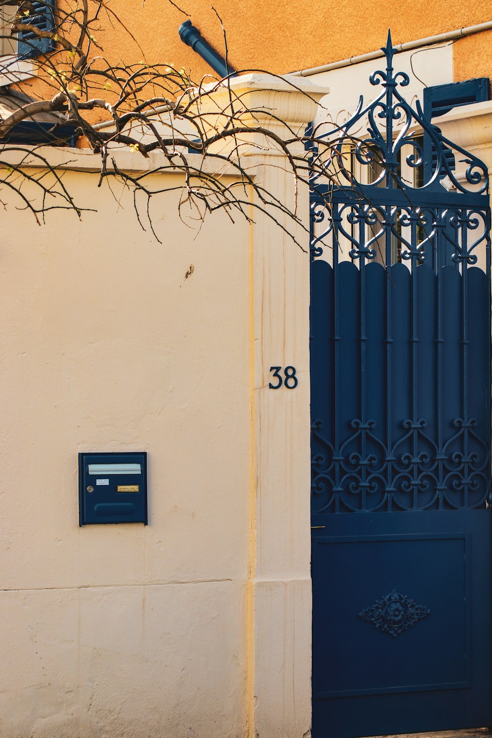 una puerta azul con un número al lado de un edificio