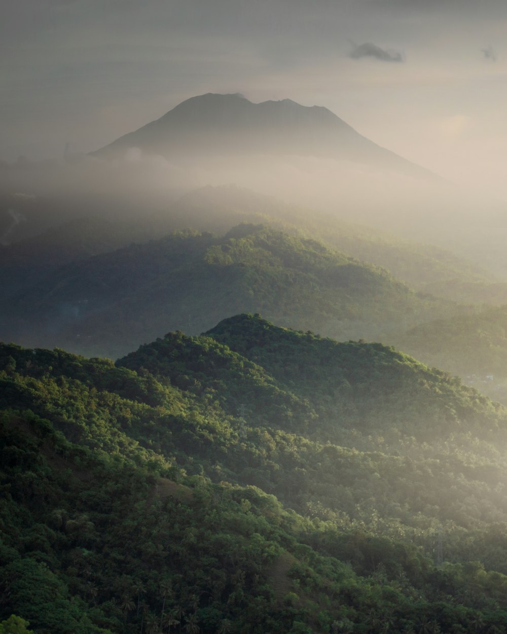 Una vista de una cadena montañosa cubierta de niebla