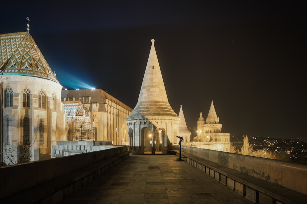 une vue nocturne d’un grand bâtiment avec une tour d’horloge