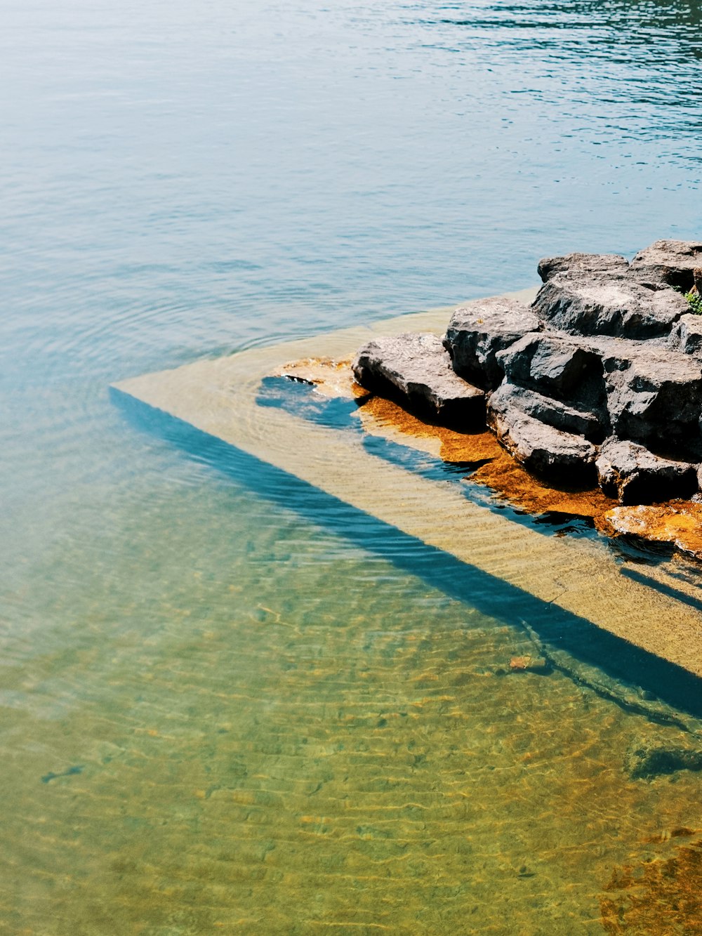 un grand plan d’eau avec des roches à l’intérieur