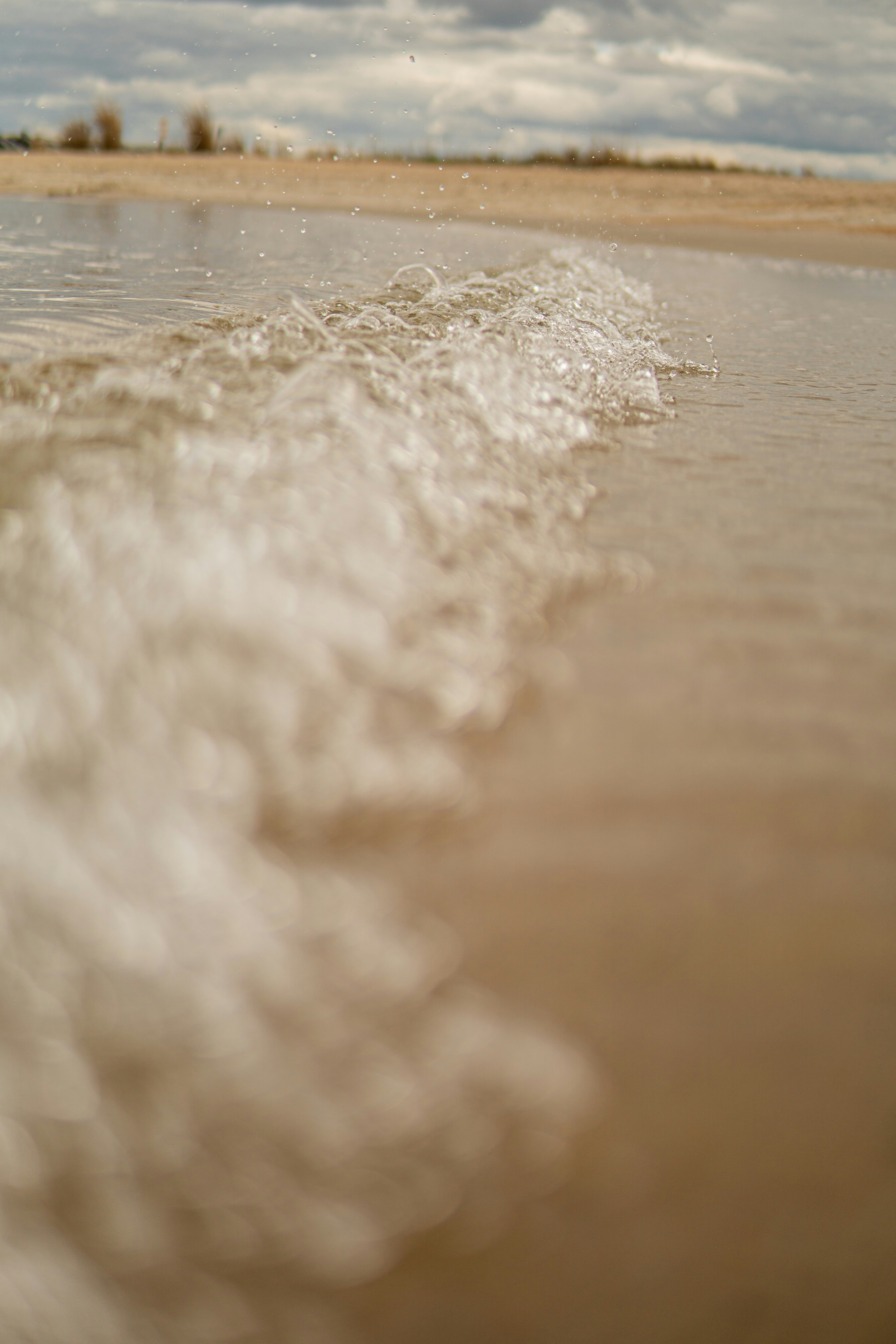 una persona che cavalca una tavola da surf in cima a uno specchio d'acqua