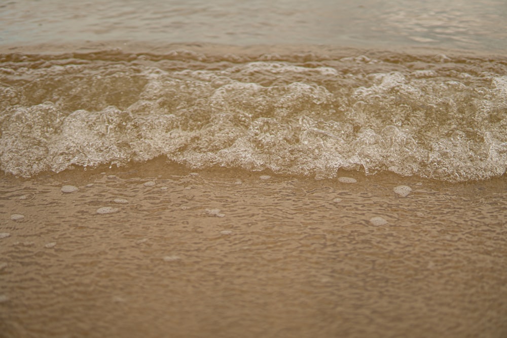 Eine Nahaufnahme einer Welle, die ans Ufer kommt