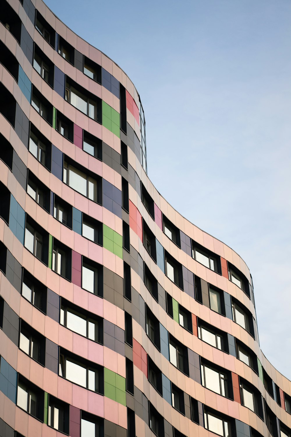 Ein mehrfarbiges Gebäude mit Himmelshintergrund
