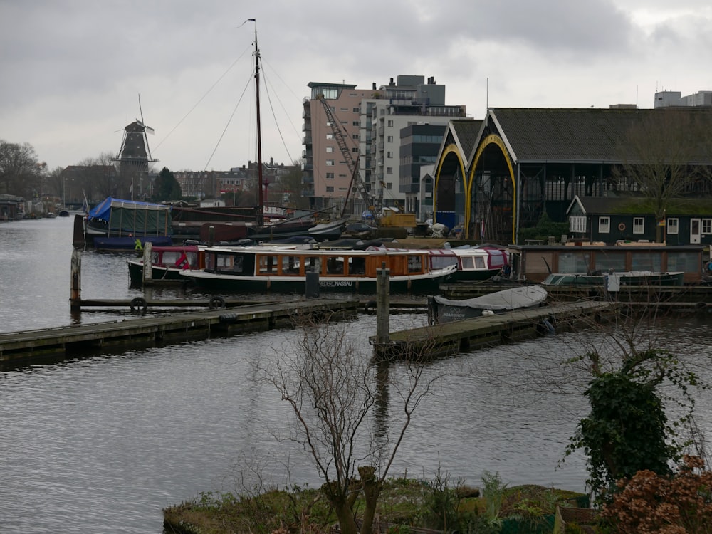 un plan d’eau avec un bateau dedans