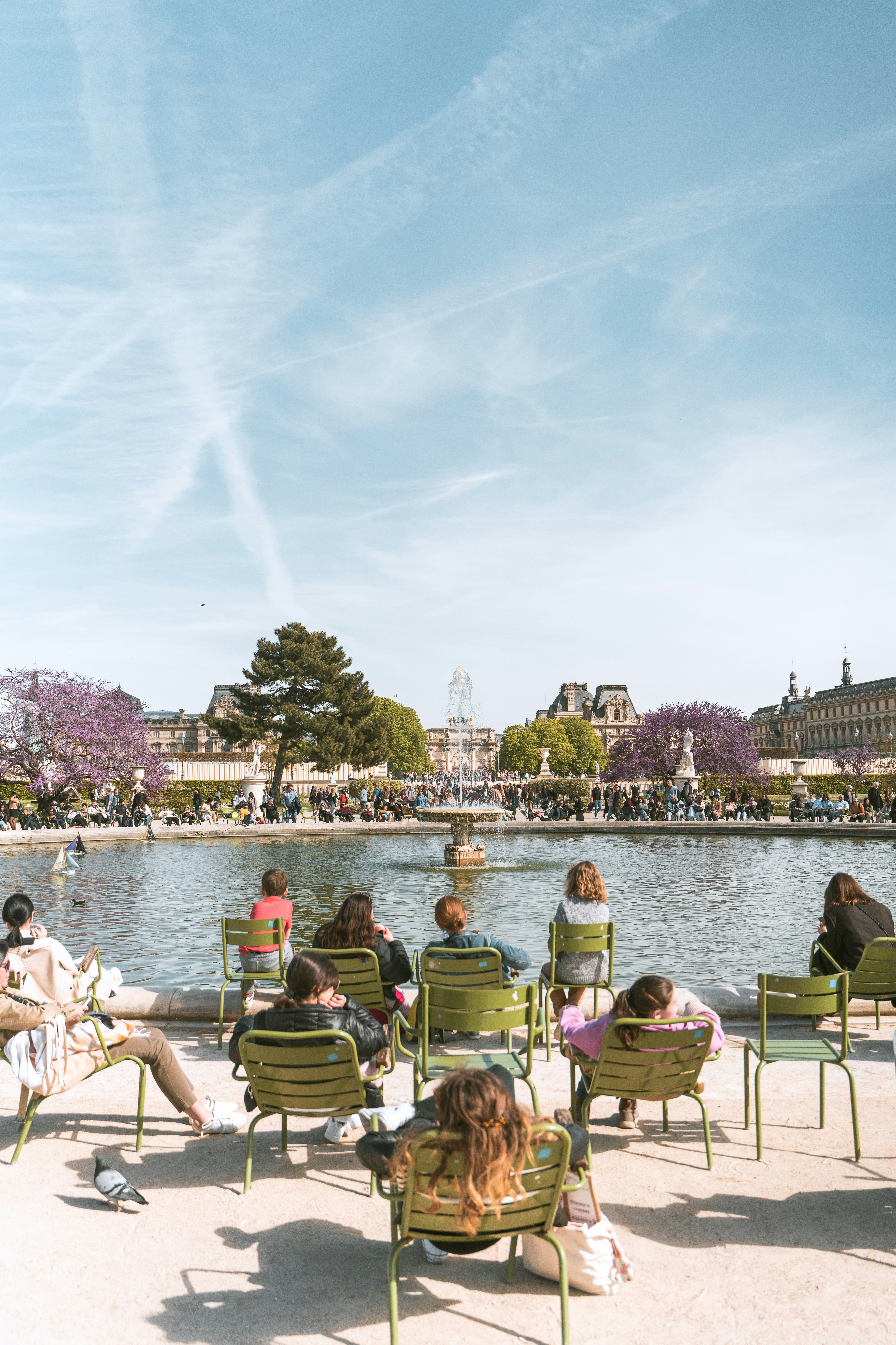 Un groupe de personnes assises sur des chaises de jardin devant un lac ...