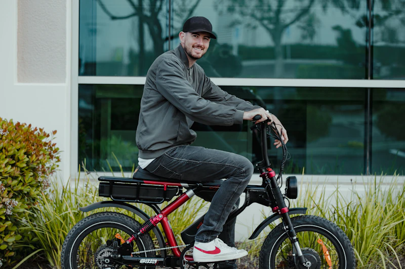 Joven atractivo con moto deportiva roja en Chile