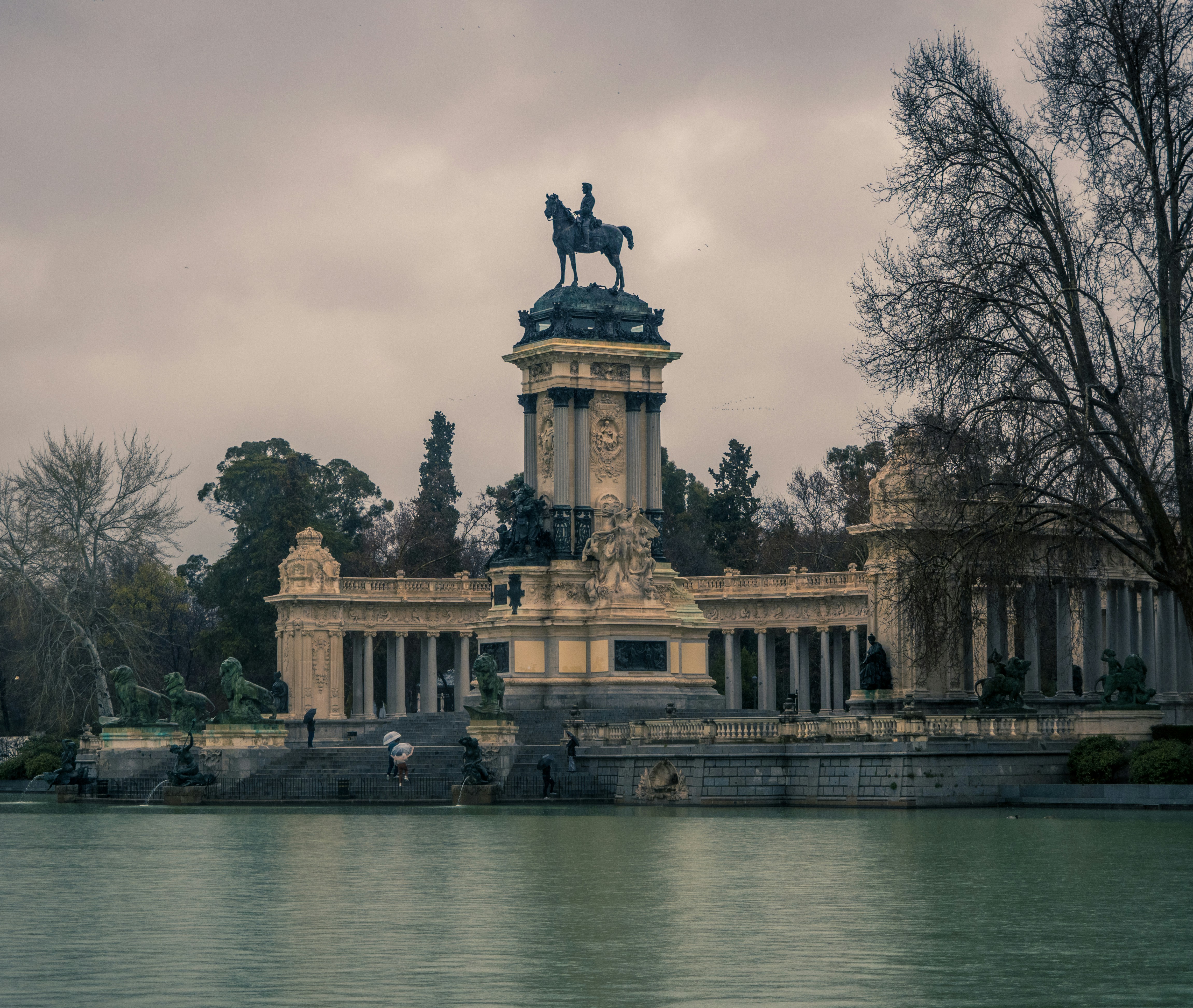 a statue of a man on a horse on top of a building, 